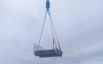 Une benne Dubroca Bâtiment a volé dans le ciel de Biarritz