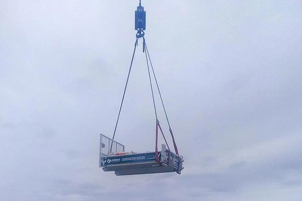 Une benne Dubroca Bâtiment a volé dans le ciel de Biarritz